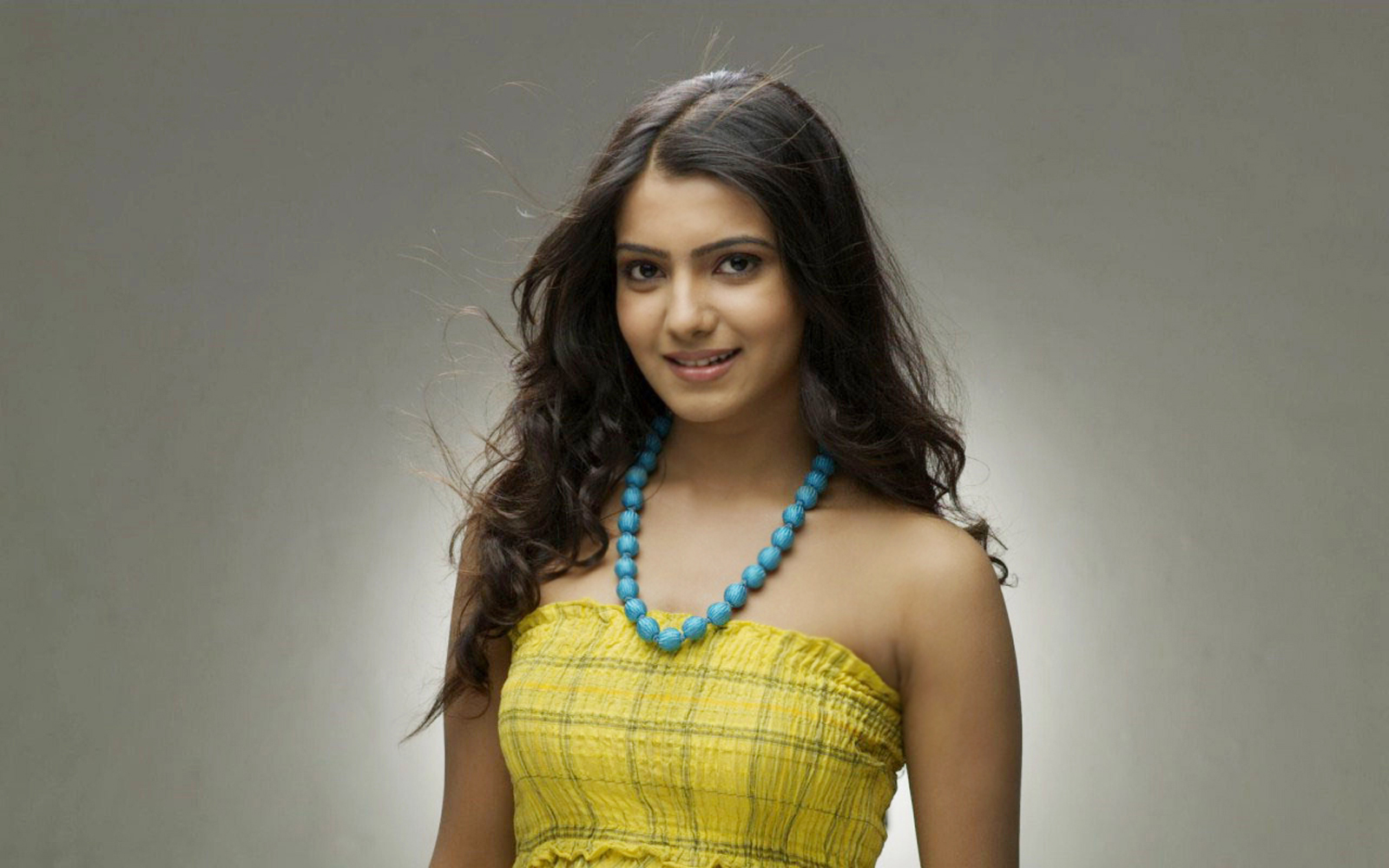 Cute South indian actress hd wallpaper 1366x768