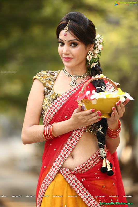 Hot Saree navel photo of diksha panth